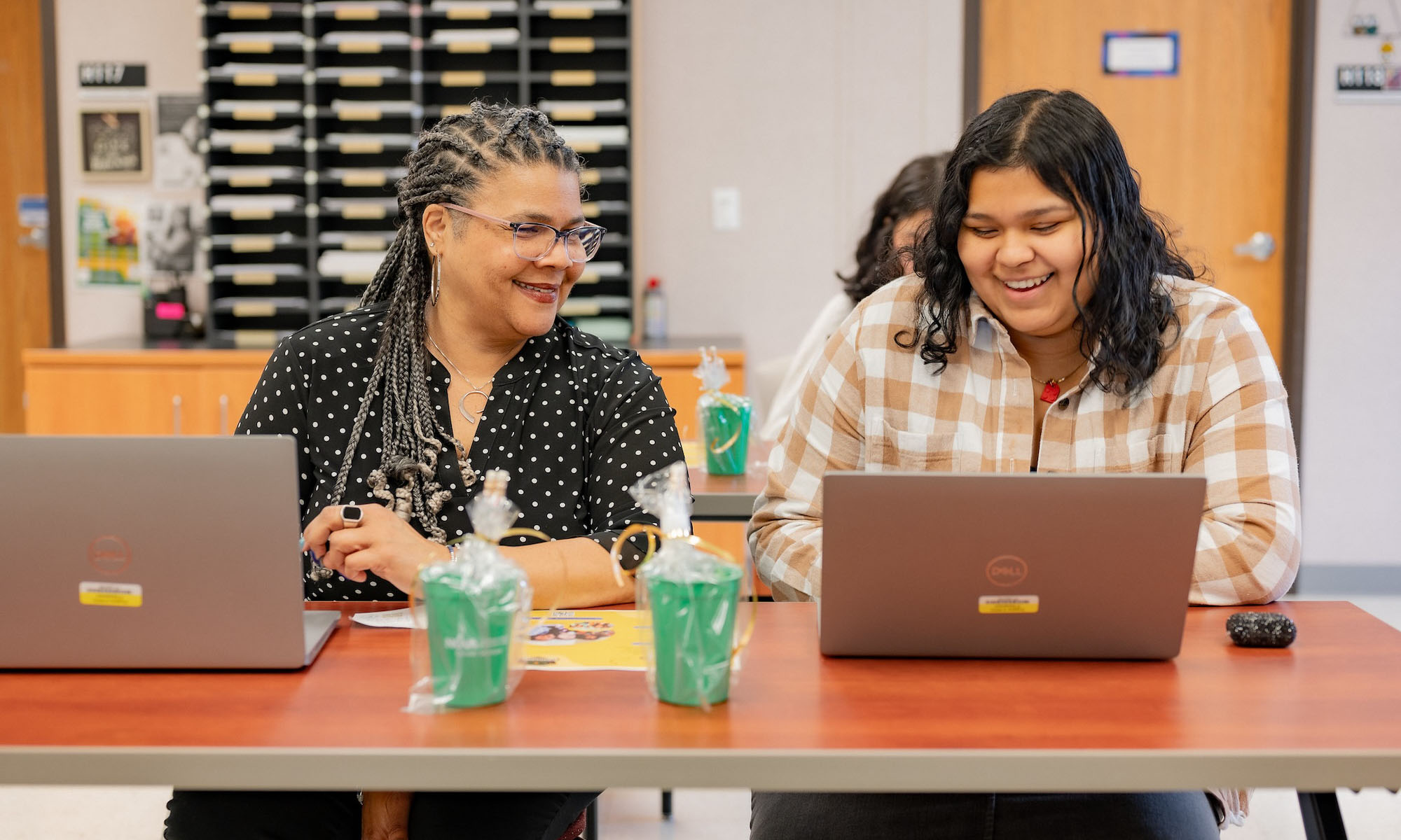 student meeting with an advisor during advising week