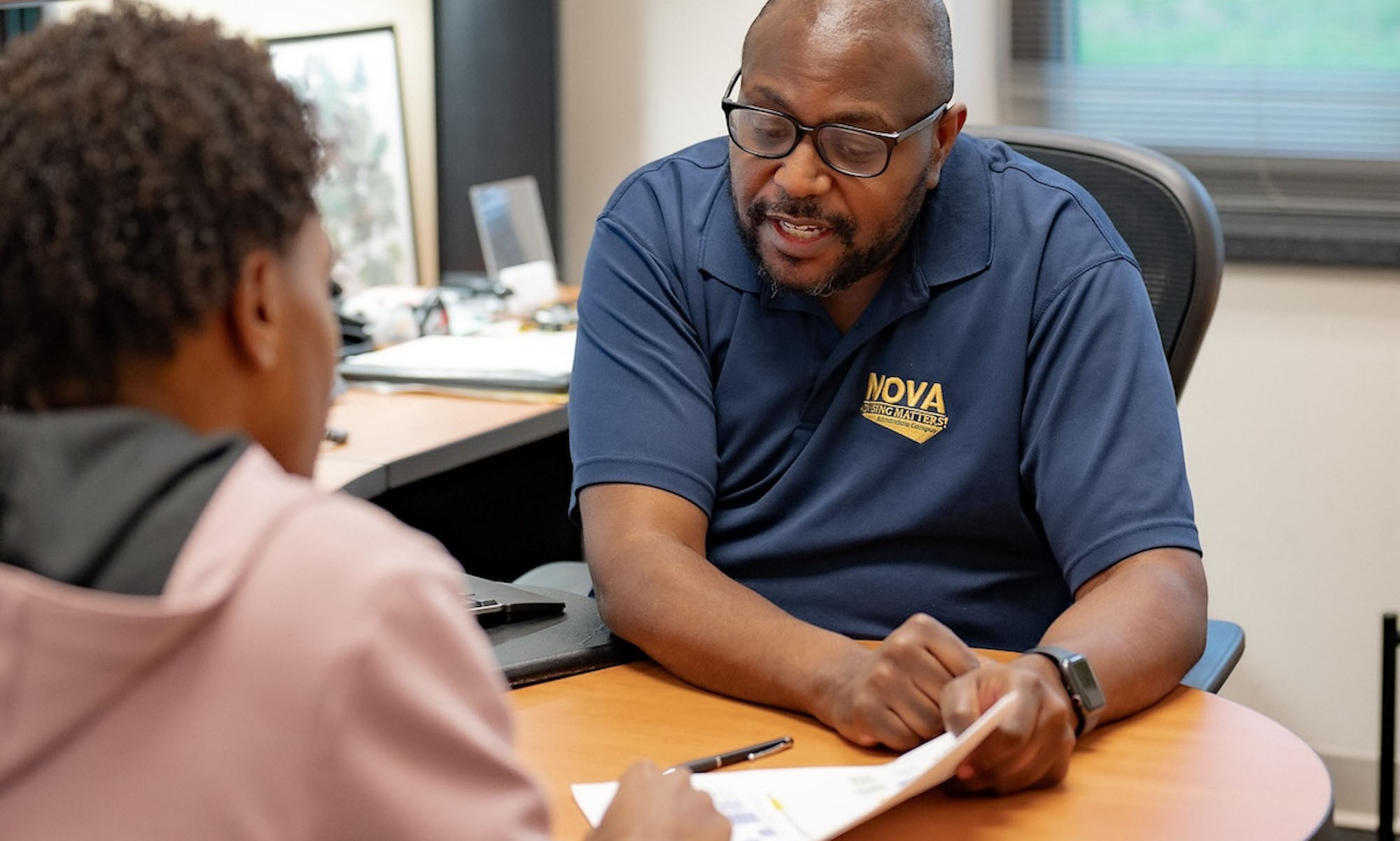 student meeting with an advisor during advising week